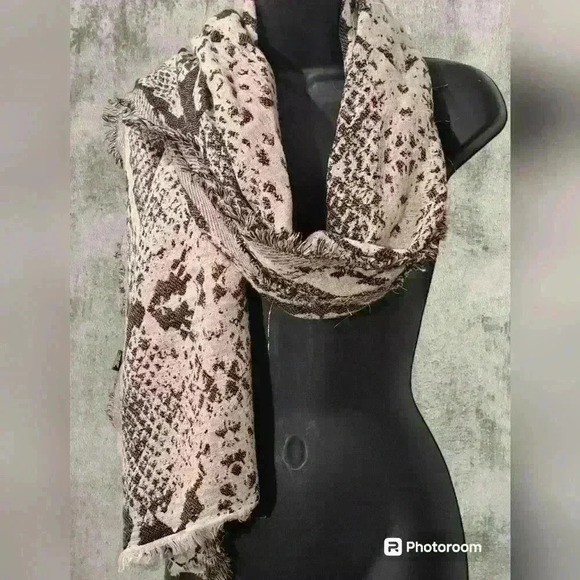 Accessories - Women's scarf